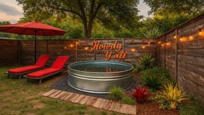 Een achtertuin met een jacuzzi, twee rode ligstoelen, een parasol en een houten omheining met sfeerverlichting.
