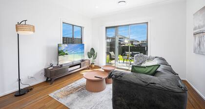 Spacious 5-bedroom building in brilliant Austral with AC