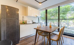 Microwave, coffee/tea maker, toaster, cookware/dishes/utensils - VH | Condesa 2 bedroom apartment | 245 (Ciudad de México)