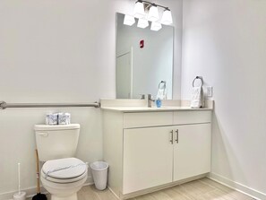 Dusche, Haartrockner, Handtücher, Shampoo
