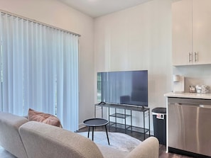 TV - Cozy Condo in Old Fourth Ward Atlanta (Atlanta)