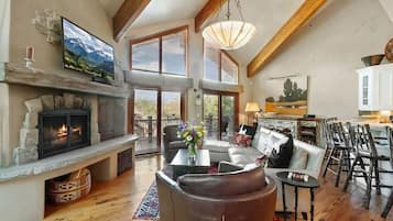 TV, peis, DVD-spiller og bøker