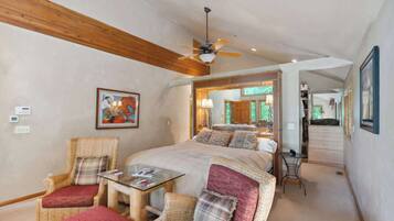 4 soverom, skrivebord, strykejern/-brett og reiseseng for barn