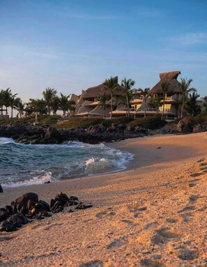 On the beach - Organic Luxury Getaway for Two (La Majahua)