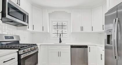 Charming 1-bedroom house with AC, WiFi in Queens