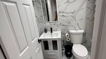 SĂšche-cheveux, serviettes fournies, savon, papier toilette