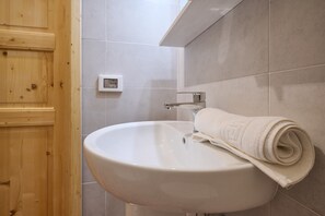Een douche, een haardroger, handdoeken