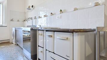 Refrigerador, cafetera/tetera