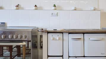 Fridge, coffee/tea maker