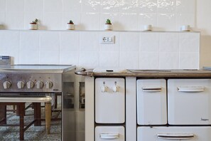 Fridge, coffee/tea maker