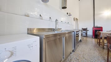 Fridge, coffee/tea maker