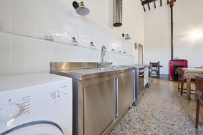 Fridge, coffee/tea maker