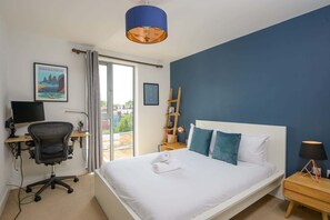 2 bedrooms, desk, iron/ironing board, WiFi