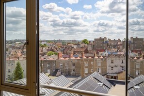 Interior - Apartment with Cityscape Views & Private Parking (Bristol City)