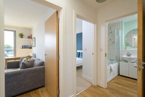 2 bedrooms, desk, iron/ironing board, WiFi