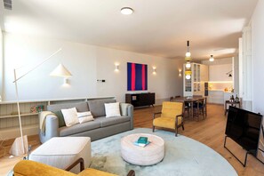 テレビ、書庫、ステレオ、書斎 / ワークスペース