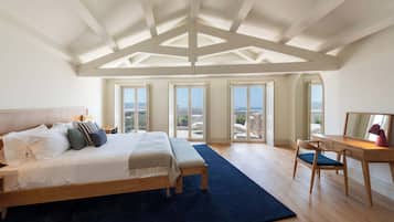 3 bedrooms, desk, iron/ironing board, travel crib