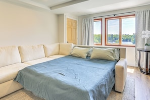 4 bedrooms, desk, travel cot, Internet