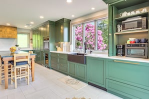 Fridge, microwave, stovetop, dishwasher