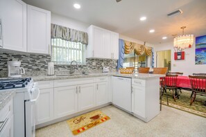 Fridge, microwave, oven, stovetop - < 3 Mi to Hard Rock Stadium: Miami Home w/ Sunroom (Miami)