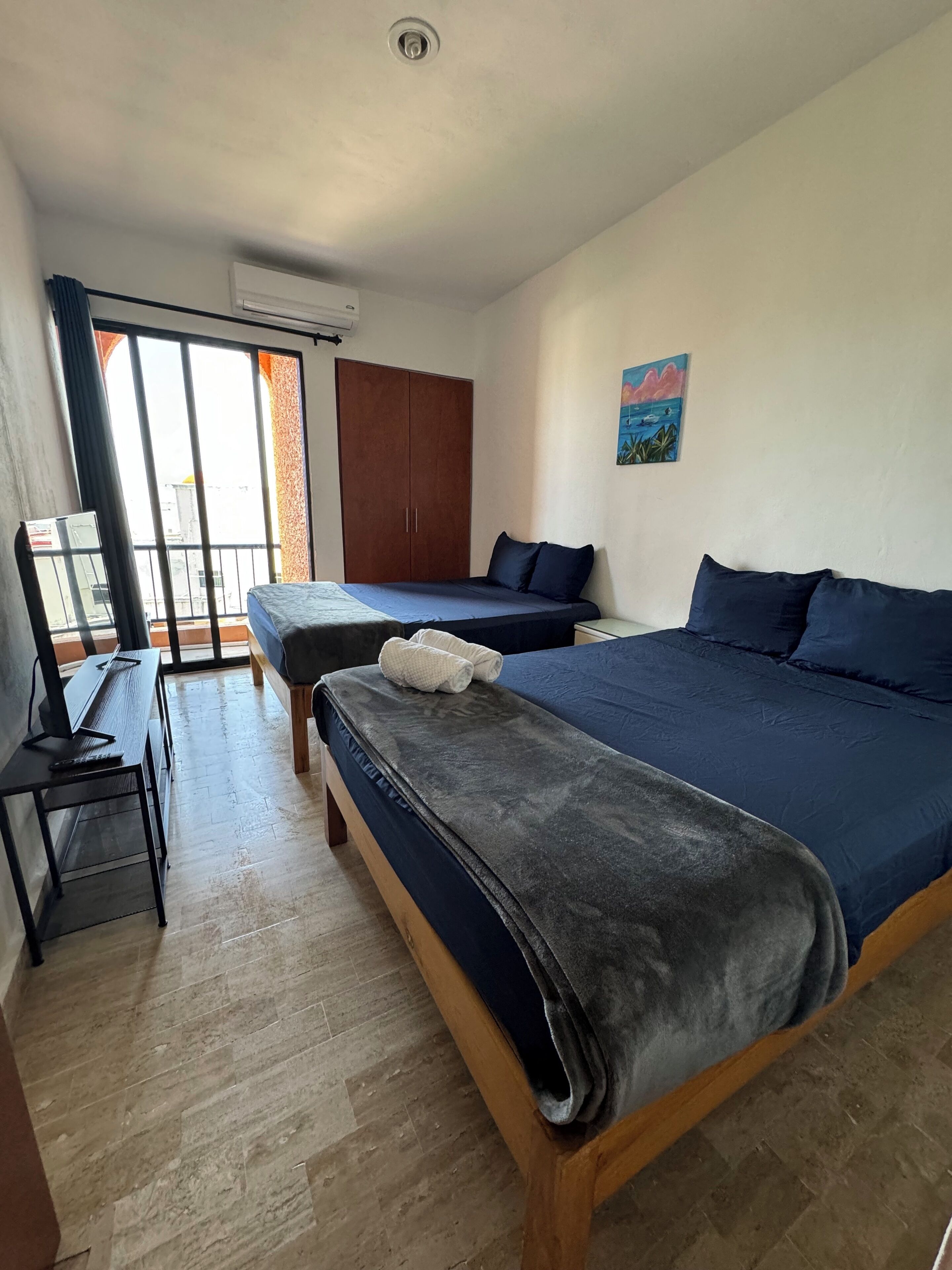 2 habitaciones, tabla de planchar con plancha, wifi y ropa de cama 