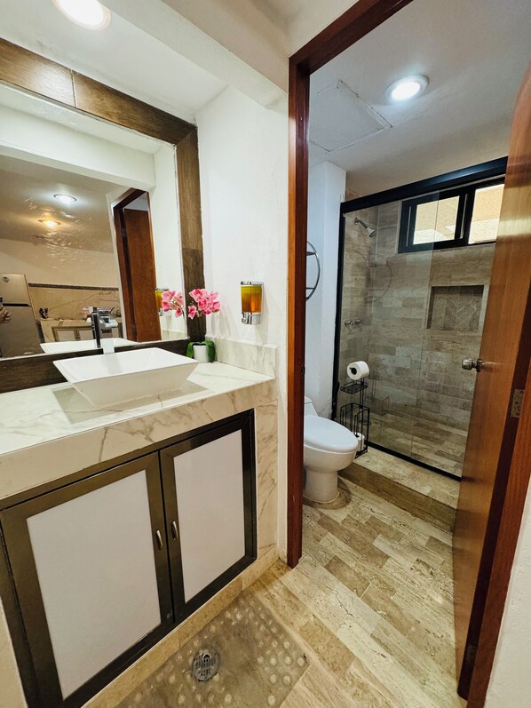 Dusche, Haartrockner, HandtĂŒcher, Toilettenpapier