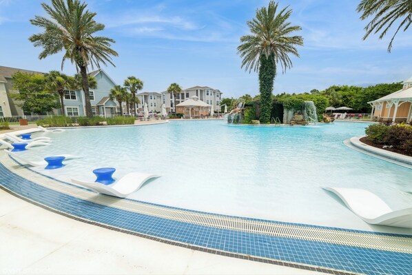 Outdoor pool - 3-bedroom Condo Next To Beach with Resort Pool and Game Room (Panama City Beach)