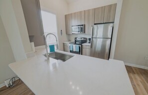 Fridge, microwave, oven, stovetop - 3-bedroom Condo Next To Beach with Resort Pool and Game Room (Panama City Beach)