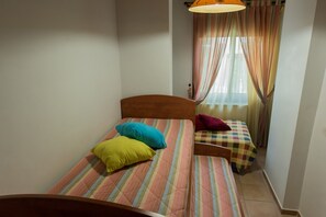 2 makuuhuonetta, silitysrauta/-lauta, ilmainen Wi-Fi, vuodevaatteet