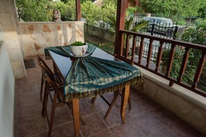 تناول الطعام بالخارج