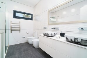 Dusche, Bidet, Handtücher