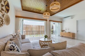 Villa Luxe, 3 chambres, piscine privée | Salle de séjour | Télévision à écran plat