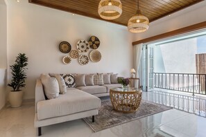 Villa Luxe, 3 chambres, piscine privée | Salle de séjour | Télévision à écran plat