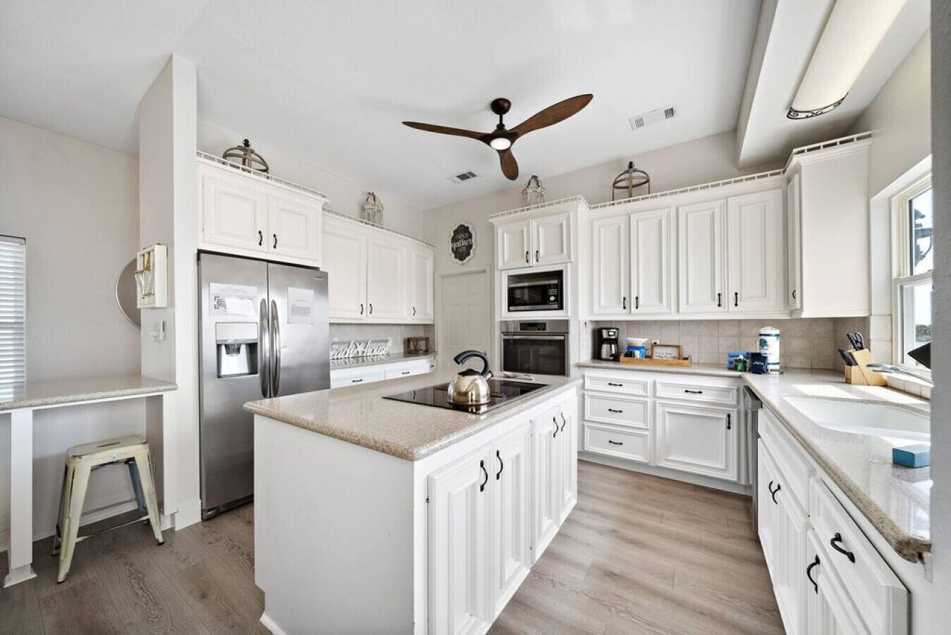 Frigorífico, microondas, horno y placa de cocina