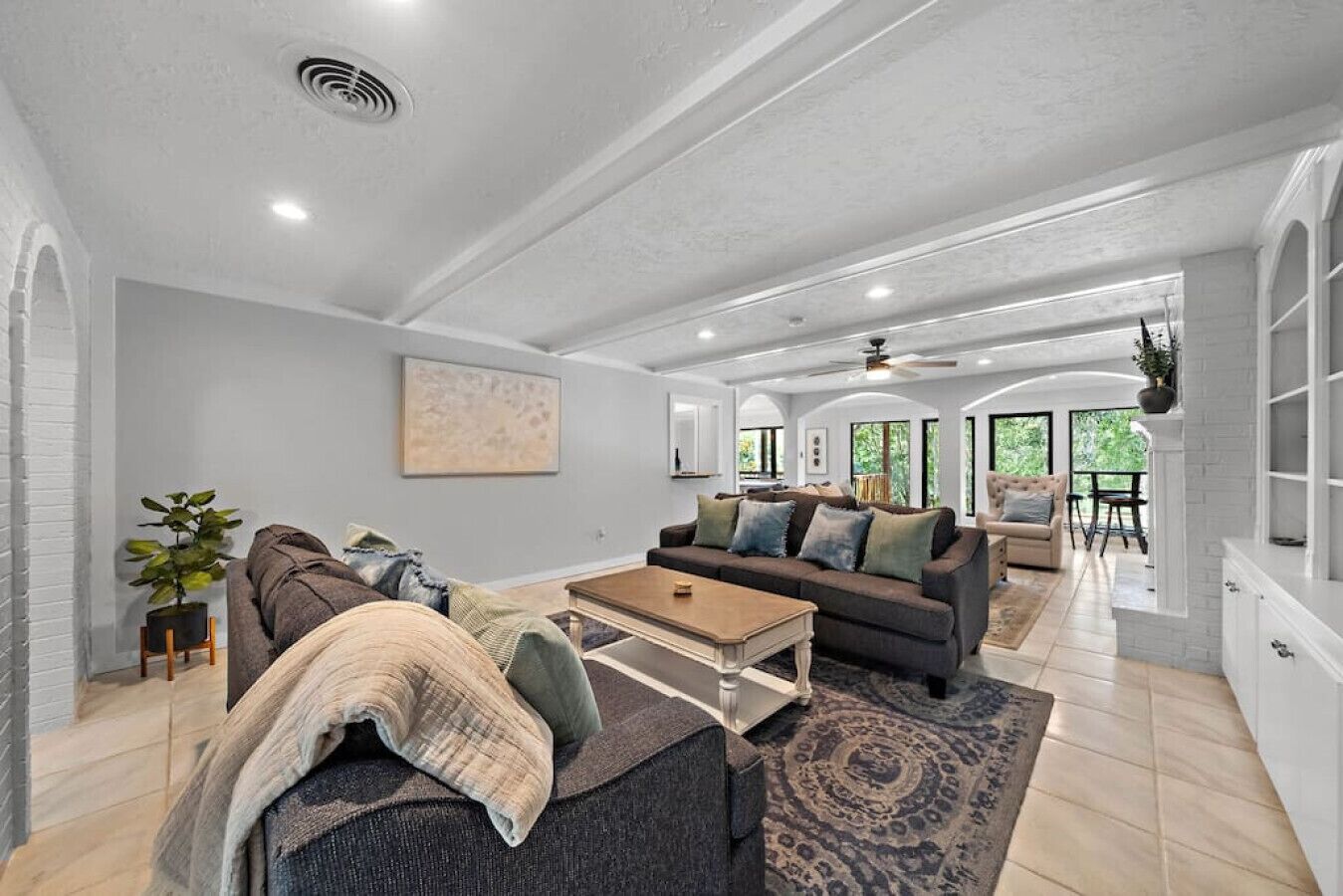 Smart-TV, Kamin, Videospiele, Tischfußball