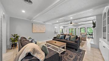 Smart-TV, Kamin, Videospiele, Tischfußball