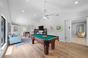 Game room - Waterfront Oasis with Pool, Fire Pit & Dock (Kemah Area)