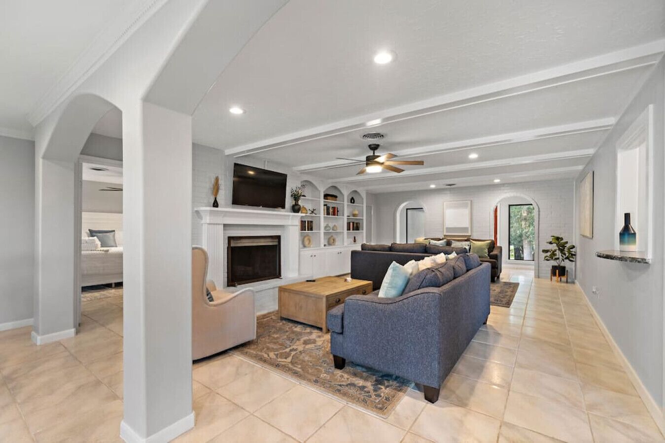 Älytelevisio, takka, videopelejä, pöytäjalkapallopöytä