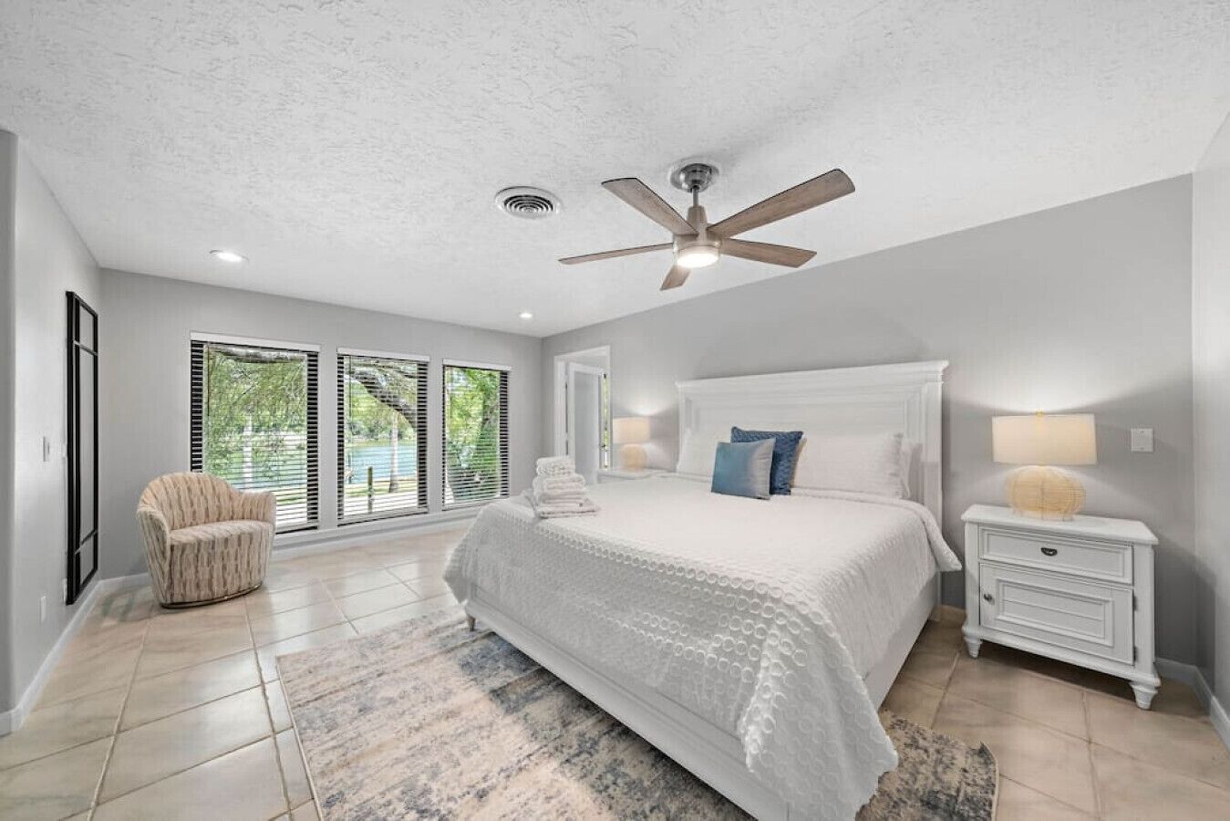 8 bedrooms, desk, iron/ironing board, travel crib