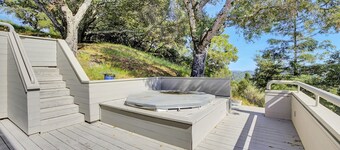 5 Br Sleeps 8! Hot tub~Dog Friendly~Stunning Views