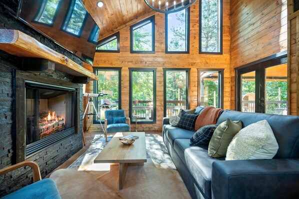 TV, fireplace, books, offices - Sleeps 6~Sauna~Hot Tub~Putt Putt~Dogs Welcome (Broken Bow)