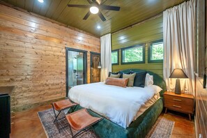 2 bedrooms, desk, iron/ironing board, travel cot - Sleeps 6~Sauna~Hot Tub~Putt Putt~Dogs Welcome (Broken Bow)