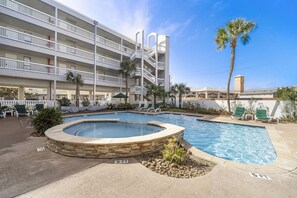 Pool - Cute condo on Seawall across from beach (Galveston)