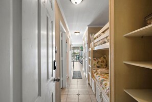 1 bedroom, iron/ironing board, travel crib, free WiFi - Cute condo on Seawall across from beach (Galveston)