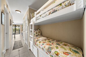 1 chambre, fer et planche à repasser, lit de bébé portatif