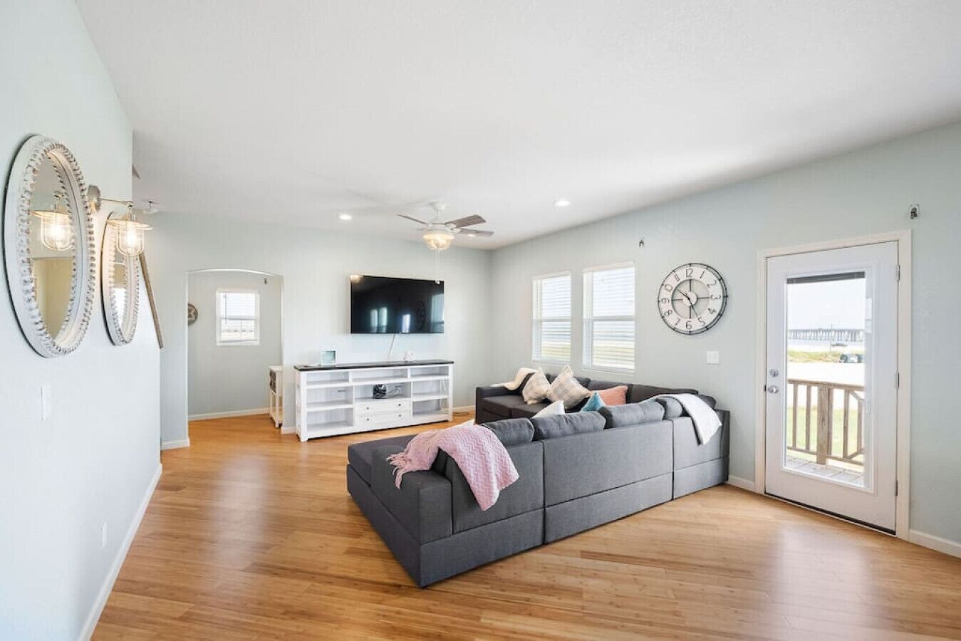 Smart-tv, tv-spel, bordsfotboll och böcker