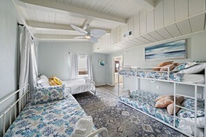 5 Schlafzimmer, Schreibtisch, Bügeleisen/Bügelbrett, Reisekinderbett