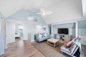 Smart TV, video games, ping pong, books - Cozy Beach House with Game Room, Steps from Beach (Galveston)