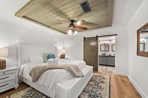 8 slaapkamers, een bureau, een strijkplank/strijkijzer, reisbedje