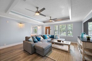 Smart-TV, Videospiele, Tischfußball, Tischtennisplatte